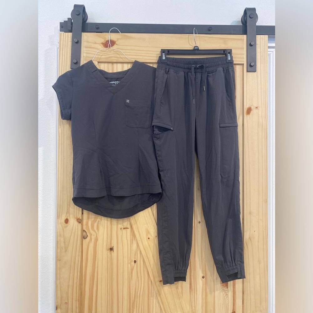 Scrub set